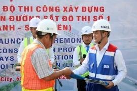 Đại diện MAUR trao biên bản ghi nhớ đẩy nhanh tiến độ thi công dự án metro số 1 cho đại diện các liên danh nhà thầu. (Ảnh: Tiến Lực/TTXVN)