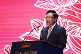 Phó Thủ tướng, Bộ trưởng Bộ Ngoại giao Phạm Bình Minh đọc diễn văn về truyền thống lịch sử 75 năm ngành Ngoại giao và phong trào thi đua yêu nước của Bộ Ngoại giao giai đoạn 2016-2020, định hướng 2020-2025. (Ảnh: Lâm Khánh/TTXVN)