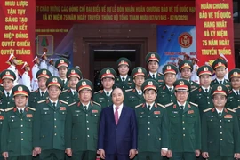 Thủ tướng Nguyễn Xuân Phúc chụp ảnh chung với lãnh đạo Bộ Quốc phòng, Bộ Tổng tham mưu Quân đội Nhân dân Việt Nam. (Ảnh: Thống Nhất/TTXVN)