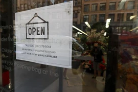 Một cửa hàng dịch vụ làm vườn ở Manhattan, New York, Mỹ, treo biển hiệu mở cửa trở lại sau gần ba tháng thành phố bị phong tỏa do dịch COVID-19, ngày 8/6/2020. (Ảnh: THX/TTXVN)