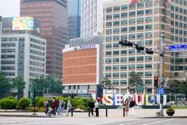 Người dân di chuyển trên đường phố tại Seoul, Hàn Quốc ngày 10/5/2020. (Ảnh: THX/TTXVN)