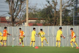 Các cầu thủ U23 Việt Nam trong bài tập chuyền bóng. (Ảnh: Hoàng Linh/TTXVN)