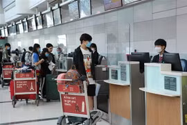 Công dân Việt Nam làm thủ tục lên máy bay về nước. (Ảnh minh họa. Nguồn: TTXVN)