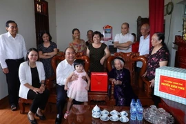 Thủ tướng Nguyễn Xuân Phúc thăm và tặng quà cho Mẹ Việt Nam Anh hùng Trần Thị Phi ở Ninh Bình, có 2 con là liệt sỹ. (Ảnh: Thống Nhất/TTXVN)