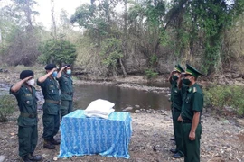 Bộ đội biên phòng Đắk Nông tặng gạo cho lực lượng bảo vệ biên giới Vương quốc Campuchia. (Ảnh: TTXVN)
