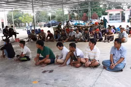 Các đối tượng tham gia đánh bạc bị bắt quả tang. (Ảnh: Thanh Tân/TTXVN)