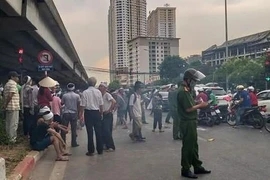 Hà Nội: Ùn tắc kéo dài hàng km vì gia đình người bị nạn 'ăn vạ'