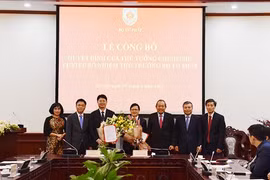 Ủy viên Bộ Chính trị, Phó Thủ tướng Thường trực Chính phủ Trương Hòa Bình chúc mừng hai tân thứ trưởng Bộ Tư pháp. (Nguồn: Bộ Tư pháp)