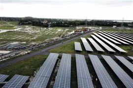 Giai đoạn 2 của Nhà máy điện năng lượng Mặt Trời Sao Mai với công suất 106MWp được triển khai xây dựng cạnh giai đoạn 1 của nhà máy đã hoàn thành đưa vào hoạt động vào đầu tháng 7/2020. (Ảnh: Thanh Sang/TTXVN)