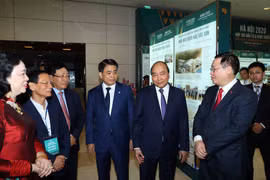 Thủ tướng Nguyễn Xuân Phúc và các đại biểu tại Hội nghị xúc tiến đầu tư Hà Nội 2020. (Ảnh: Thống Nhất/TTXVN)