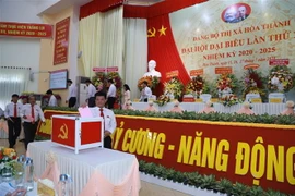 Các đại biểu bỏ phiếu bầu trực tiếp Bí thư. (Ảnh: Thanh Tân/TTXVN)