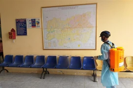 Lực lượng chức năng phun thuốc tiêu độc, khử trùng tại phường Tân Đồng, thành phố Đồng Xoài. (Ảnh: Đậu Tất Thành/TTXVN)