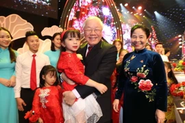 Tổng Bí thư, Chủ tịch nước Nguyễn Phú Trọng và Phu nhân với thiếu nhi tại chương trình Xuân Quê hương 2019. (Ảnh: Trí Dũng/TTXVN)