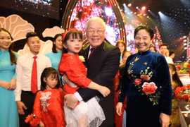 Tổng Bí thư, Chủ tịch nước Nguyễn Phú Trọng và Phu nhân với thiếu nhi tại chương trình Xuân Quê hương 2019. (Ảnh: Trí Dũng/TTXVN)