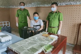 Đối tượng Mùa A Cúng và vật chứng liên quan. (Ảnh: TTXVN)