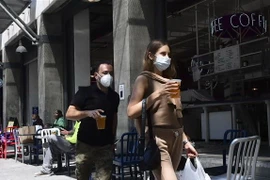 Người dân đeo khẩu trang phòng dịch COVID-19 tại Los Angeles, bang California, Mỹ. (Ảnh: AFP/TTXVN)