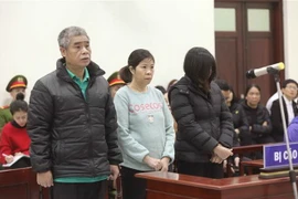 Từ trái qua phải, các bị cáo gồm: tài xế Doãn Quý Phiến, nhân viên giám sát trên xe Nguyễn Bích Quy và Nguyễn Thị Bích Thủy (giáo viên chủ nhiệm lớp 1 Tokyo, Trường Gateway) trong phiên xét xử sơ thẩm. (Ảnh: Doãn Tấn/TTXVN)