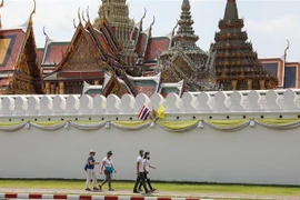Du khách tham quan bên ngoài Hoàng cung Thái Lan ở Bangkok. (Ảnh: THX/TTXVN)