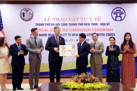 Chủ tịch UBND thành phố Hà Nội Nguyễn Đức Chung trao tượng trưng số vật tư y tế cho Đại sứ Hoa Kỳ tại Việt Nam Daniel J. Kritenbrink. (Ảnh: Lâm Khánh/TTXVN)