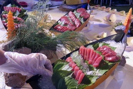 Món Sashimi từ cá ngừ đại dương. (Ảnh: Xuân Triệu/TTXVN)