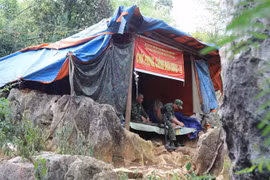 Chốt chặn dã chiến thuộc đồn Biên phòng Cửa khẩu Quốc tế Hữu Nghị (Lạng Sơn) được dựng treo trên đá tai mèo. (Ảnh: Quang Duy/TTXVN)