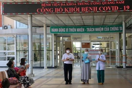 Các bệnh nhân mắc COVID-19 nhận giấy công bố khỏi bệnh tại Bệnh viện đa khoa Trung ương Quảng Nam. (Ảnh: Trần Tĩnh/TTXVN)