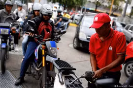 Người dân Venezuela xếp hàng dài mua xăng. (Nguồn: Reuters)