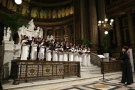 Hợp ca Quê hương biểu diễn tại nhà thờ Madeleine. (Ảnh: Việt Sơn/Vietnam+)