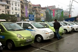 Taxi tại bến xe Lương Yên. (Ảnh: Hoàng Hùng/TTXVN)