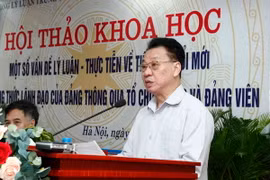 Giáo sư-tiến sỹ Phùng Hữu Phú, Phó Chủ tịch Thường trực Hội đồng Lý luận Trung ương trình bày báo cáo đề dẫn. (Ảnh: Văn Điệp/TTXVN)