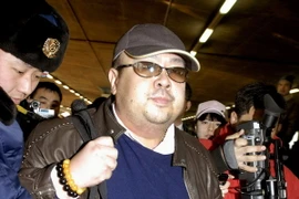 Kim Jong-nam (giữa) tại sân bay Bắc Kinh, Trung Quốc tháng 2/2007. (Nguồn: AFP/TTXVN)