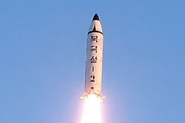 Một tên lửa đạn đạo tầm trung Pukguksong-2 của Triều Tiên được phóng từ căn cứ không quân Banghyon, tỉnh Bắc Pyongan. (Nguồn: YONHAP/TTXVN)