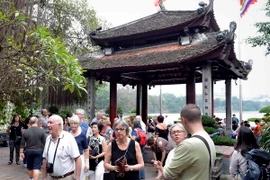 Khách du lịch quốc tế tham quan đền Ngọc Sơn. (Ảnh: Thanh Hà/TTXVN)