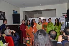 Ông Alain Vũ Đức Hoàng Mi, Chủ tịch Hội Hương sắc Việt Nam - Âu châu chụp ảnh cùng các người mẫu trình diễn thời trang áo dài. (Ảnh: Bích Hà/Vietnam+)