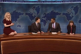 Bà Conway đã quỳ trên ghế và nhìn vào điện thoại khi chương trình liên tiếp pha trò về vụ bê bối ghế sofa. (Nguồn: NBC)