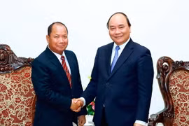 Thủ tướng Nguyễn Xuân Phúc tiếp Bộ trưởng Bộ An ninh Lào Somkeo Silavong. (Ảnh: Thống Nhất/TTXVN)