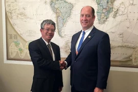 Đại sứ Phạm Quang Vinh và Hạ nghị sỹ Ted Yoho. (Ảnh: Cơ quan thường trú TTXVN tại Washington)