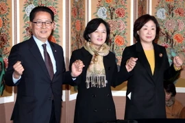 Lãnh đạo đảng Dân chủ đối lập Choo Mi-ae (giữa) tại Seoul. (Nguồn: EPA/TTXVN)