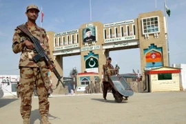 Binh sỹ Pakistan gác tại cửa khẩu biên giới với Afghanistan ở Chaman. (Nguồn: EPA/TTXVN)