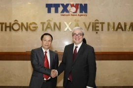 Tổng giám đốc TTXVN Nguyễn Đức Lợi tiếp ngài Emmanuel Hoog, Chủ tịch kiêm Tổng giám đốc điều hành hãng Thông tấn Pháp AFP. (Ảnh: Phương Hoa/TTXVN)