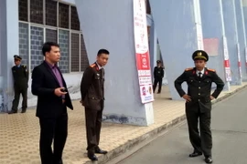 Nhân viên an ninh sân Lạch Tray từ chối cho phóng viên vào sân tác nghiệp. (Ảnh: Văn Đức/Vietnam+)