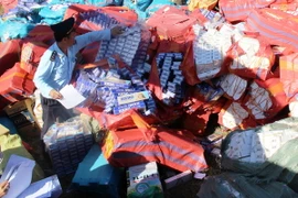 Tang vật một vụ bắt thuốc lá lậu. (Ảnh: Lê Đức Hoảnh/TTXVN)