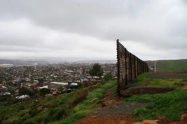 Bức tường biên giới Mỹ-Mexico. (Nguồn: EPA/TTXVN)