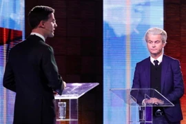Cuộc tranh luận trên truyền hình giữa Thủ tướng Hà Lan Mark Rutte (trái) và đối thủ Geert Wilders. (Nguồn: AFP/TTXVN)