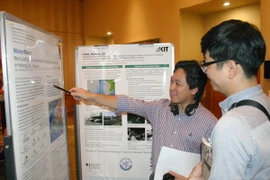 Đại biểu tham quan mô hình, thông tin hợp tác khoa học công nghệ hai nước. (Ảnh: Tiến Lực/TTXVN)