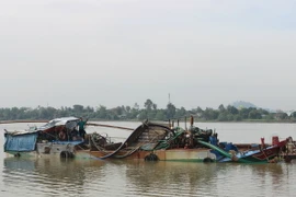 Bơm hút cát trái phép quy mô lớn trên sông Đồng Nai. (Ảnh: Sỹ Tuyên/TTXVN)