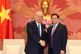 Trưởng Ban Tổ chức Trung ương Phạm Minh Chính tiếp Ngài Tsutomu Takebe. (Ảnh: Trọng Đức/TTXVN)