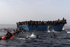 Người di cư chờ được cứu trên Địa Trung Hải ở ngoài khơi Libya. (Nguồn: AFP/TTXVN)