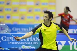 Tay vợt Nguyễn Tiến Minh thi đấu trong trận chung kết nội dung đơn nam giải Cầu lông quốc tế Ciputra Hà Nội 2016. (Ảnh: Quốc Khánh/TTXVN)