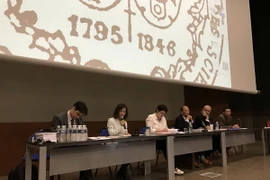 Các diễn giả trong phiên thảo luận. (Ảnh: Việt Sơn/Vietnam+)